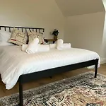 Dom wakacyjny 5-bed House Near