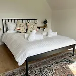 5-bed House Near