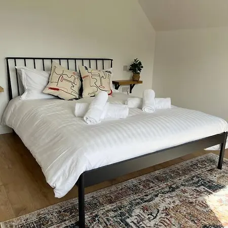 5-bed House Near