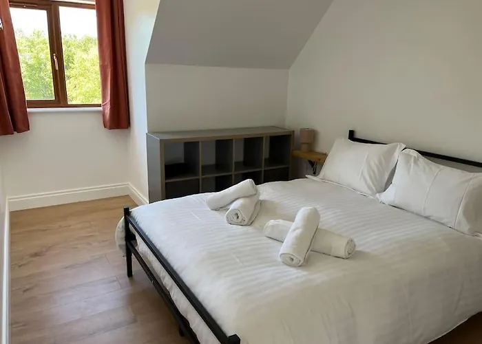 5-bed House Near Hébergement de vacances *