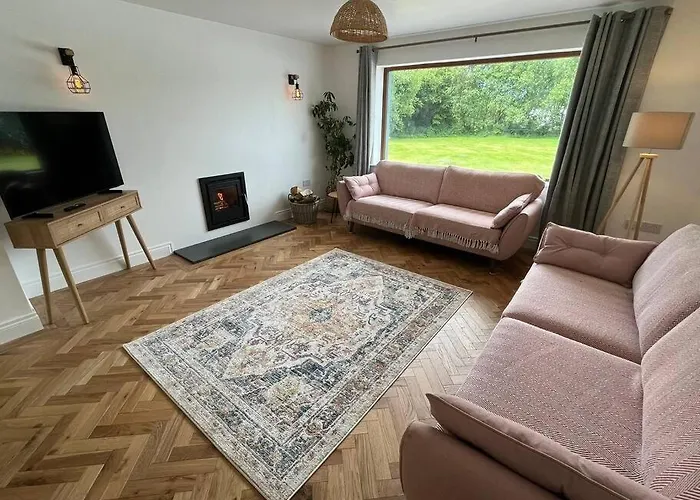 Hébergement de vacances 5-bed House Near *