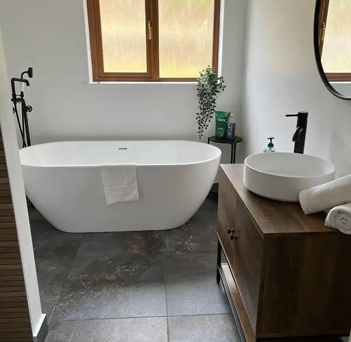 5-bed House Near Hébergement de vacances *